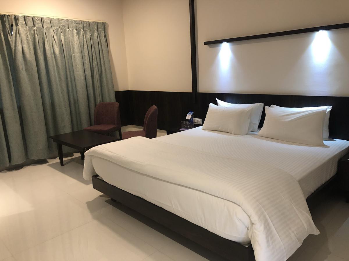 Kyriad Hotel Vijayapura By Othpl Bijāpur Exteriör bild