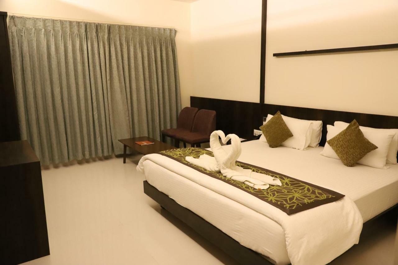Kyriad Hotel Vijayapura By Othpl Bijāpur Exteriör bild